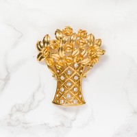 Broszka w formie wazonu z kwiatami. Metal złocony, cyrkonie. USA.